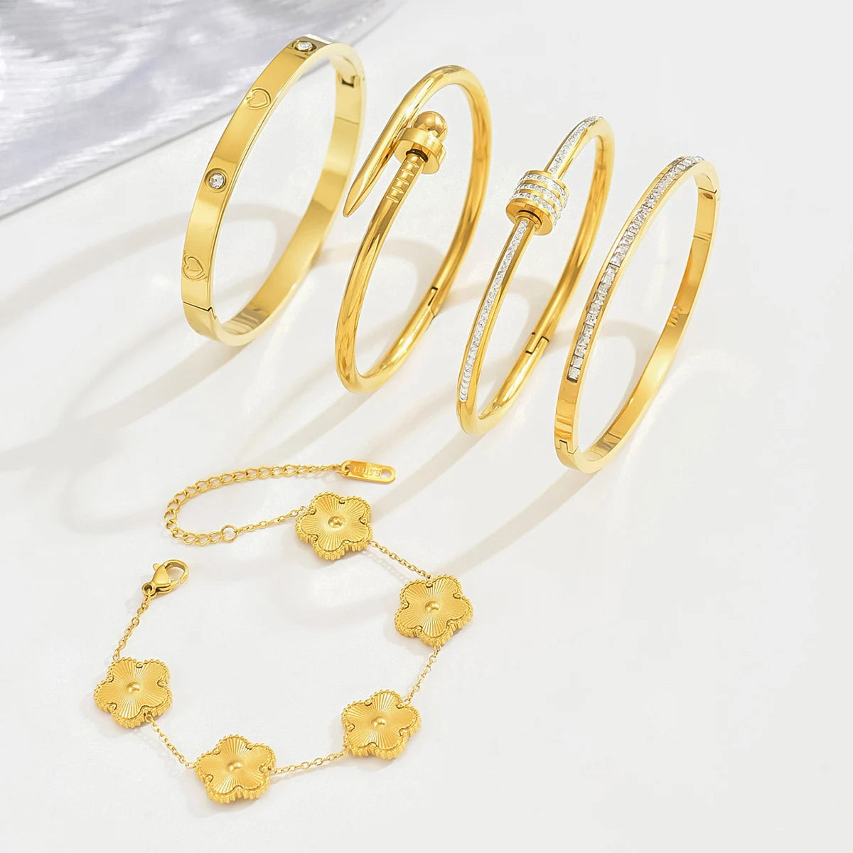 Stylish Gold Four-Leaf Clover Lucky Bracelet